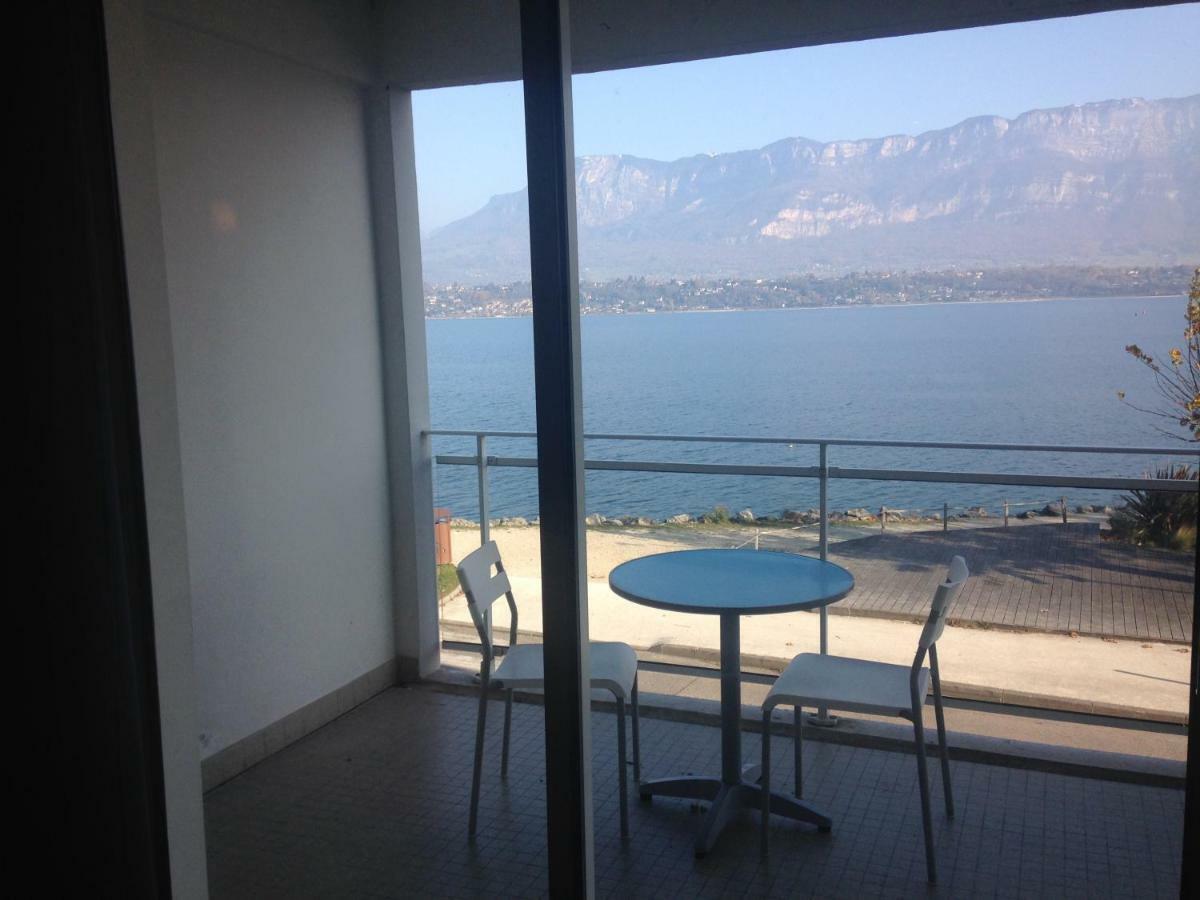 Pieds Dans L'Eau Au Lac Du Bourget ル・ブルジェ・デュ・ラック エクステリア 写真